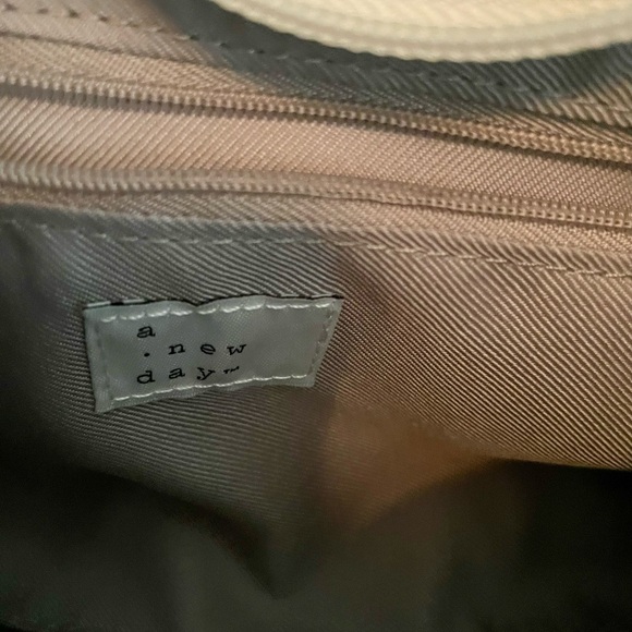 NWOT - A New Day small cream colored shoulder bag - Picture 5 of 5